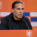 Virgil van Dijk beantwoordt een vraag tijdens een persconferentie van het Nederlands elftal.