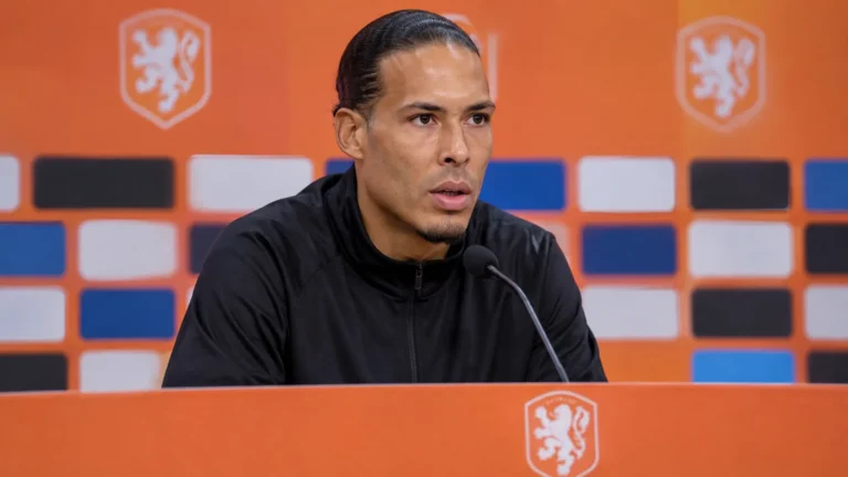 Virgil van Dijk beantwoordt een vraag tijdens een persconferentie van het Nederlands elftal.