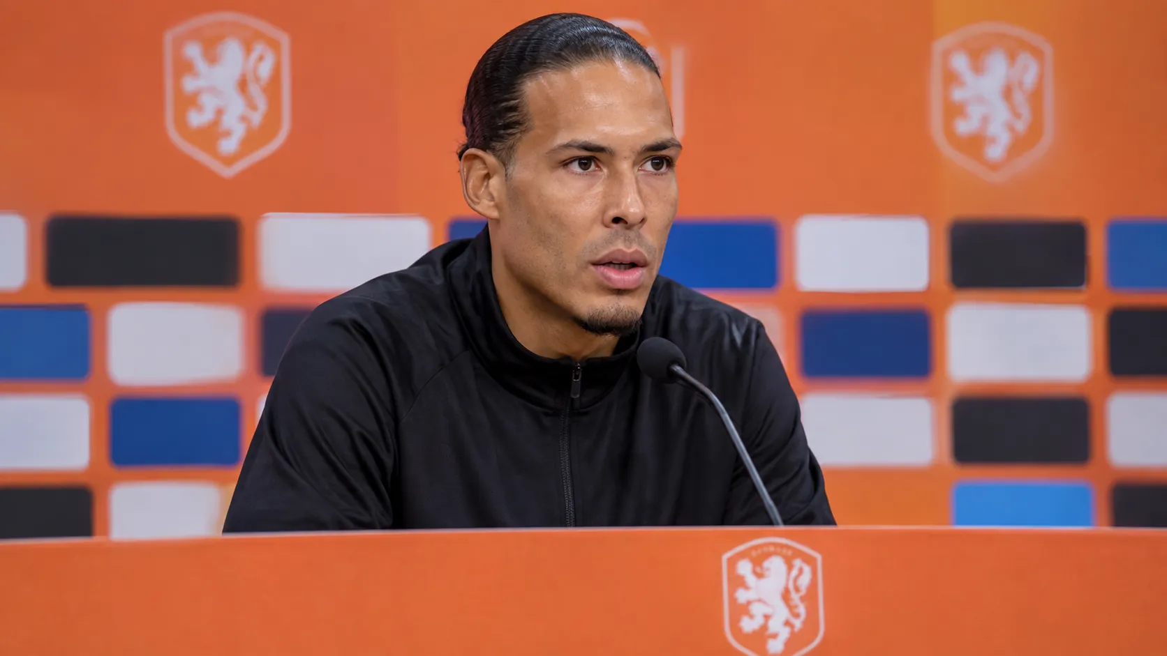 Virgil van Dijk beantwoordt een vraag tijdens een persconferentie van het Nederlands elftal.
