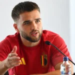 Nicolas Raskin tijdens een media-interview in een rood shirt van de Rode Duivels.