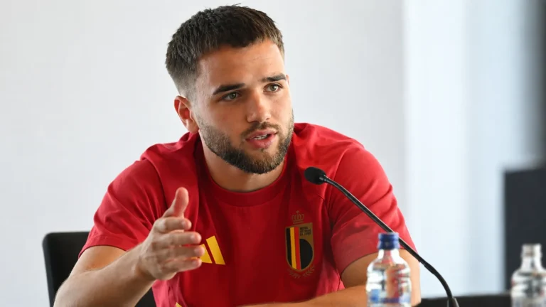 Nicolas Raskin tijdens een media-interview in een rood shirt van de Rode Duivels.
