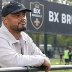 Vincent Kompany kijkt langs een jeugdveld van BX Brussels.