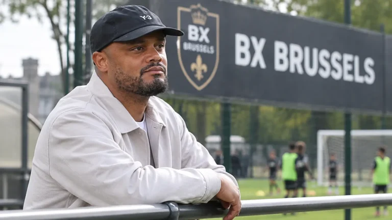 Vincent Kompany kijkt langs een jeugdveld van BX Brussels.