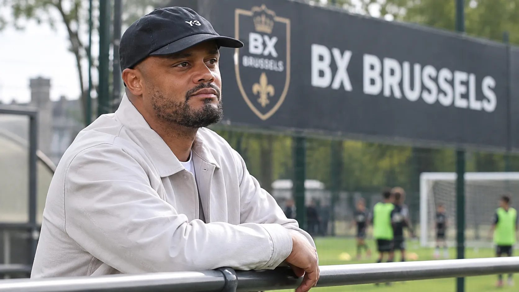 Vincent Kompany kijkt langs een jeugdveld van BX Brussels.