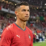 Cristiano Ronaldo in het rode shirt van Portugal in een stadion.