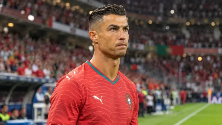 Cristiano Ronaldo in het rode shirt van Portugal in een stadion.