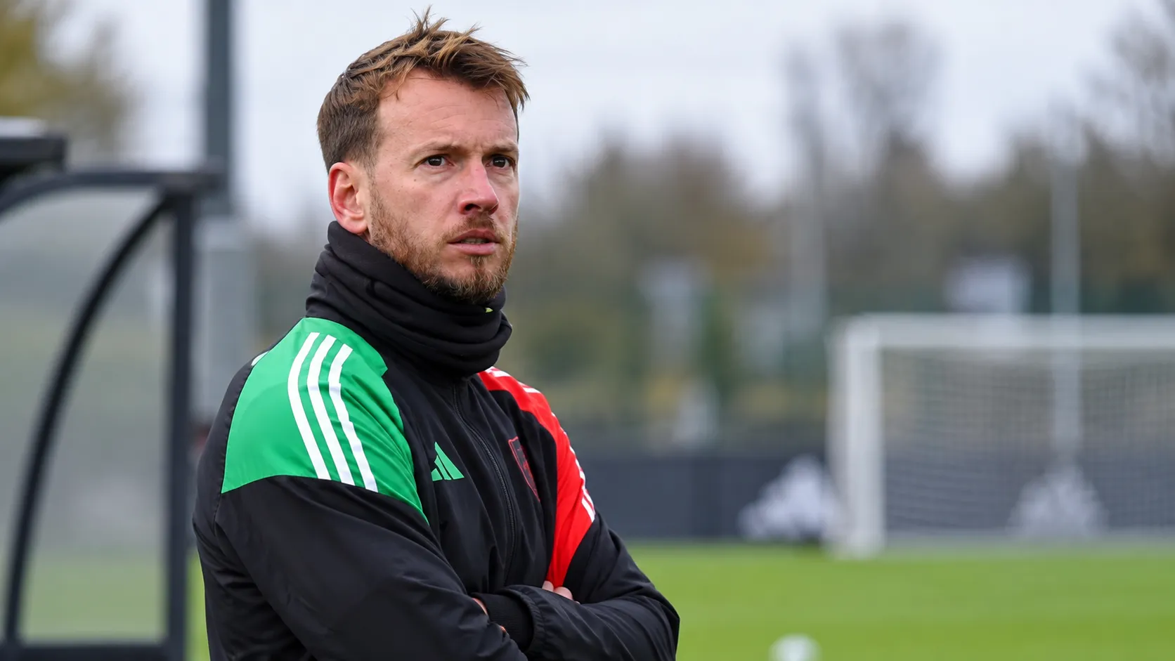 Neto in sportieve keeperskleding naast een voetbalveld.
