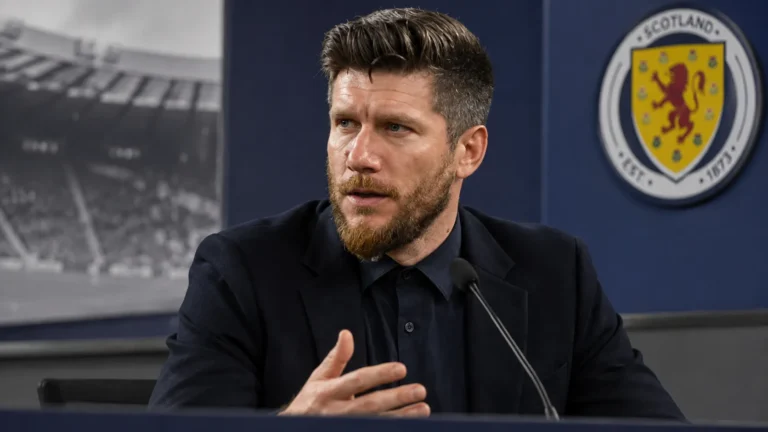 Sébastien Pocognoli spreekt in een mediaruimte van de Schotse nationale ploeg.