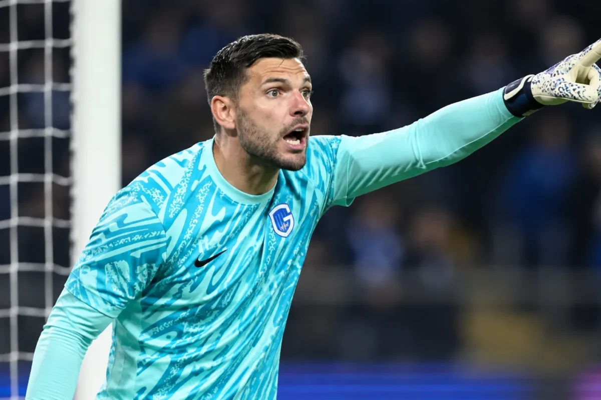 Hendrik Van Crombrugge in het doel van KRC Genk terwijl hij aanwijzingen geeft.