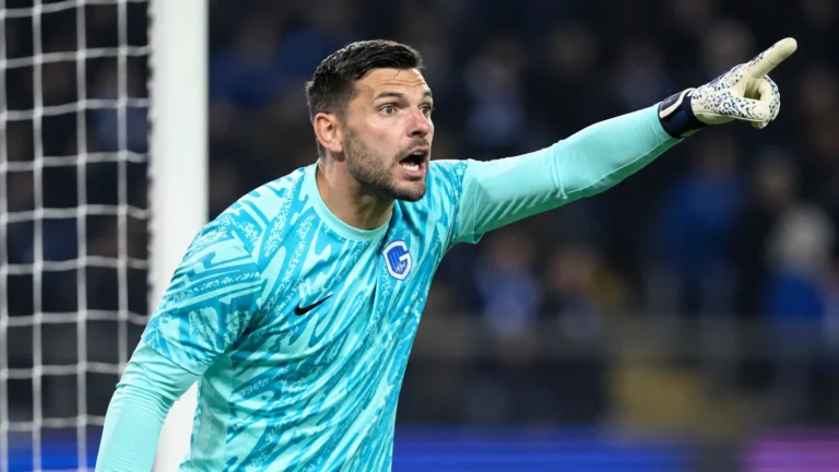 Hendrik Van Crombrugge in het doel van KRC Genk terwijl hij aanwijzingen geeft.