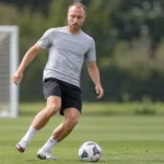 Christian Eriksen tijdens een individuele training op een voetbalveld in Denemarken.