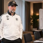 Jürgen Klopp in een Duitse trainingsjas in een nationale ploeg-briefingruimte.