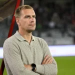 Michiel Jonckheere kijkt vanaf de technische zone van KV Kortrijk naar het veld.