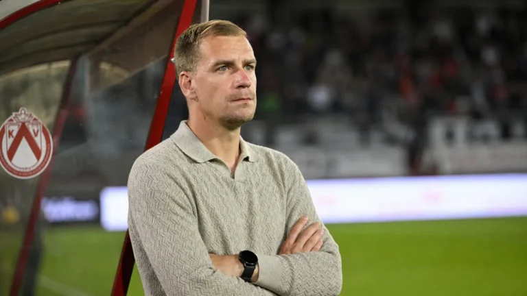 Michiel Jonckheere kijkt vanaf de technische zone van KV Kortrijk naar het veld.