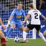 Speelsters in actie voor het doel tijdens een wedstrijd in de Women's Champions League.