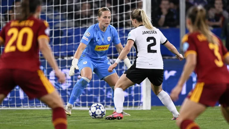 Speelsters in actie voor het doel tijdens een wedstrijd in de Women's Champions League.