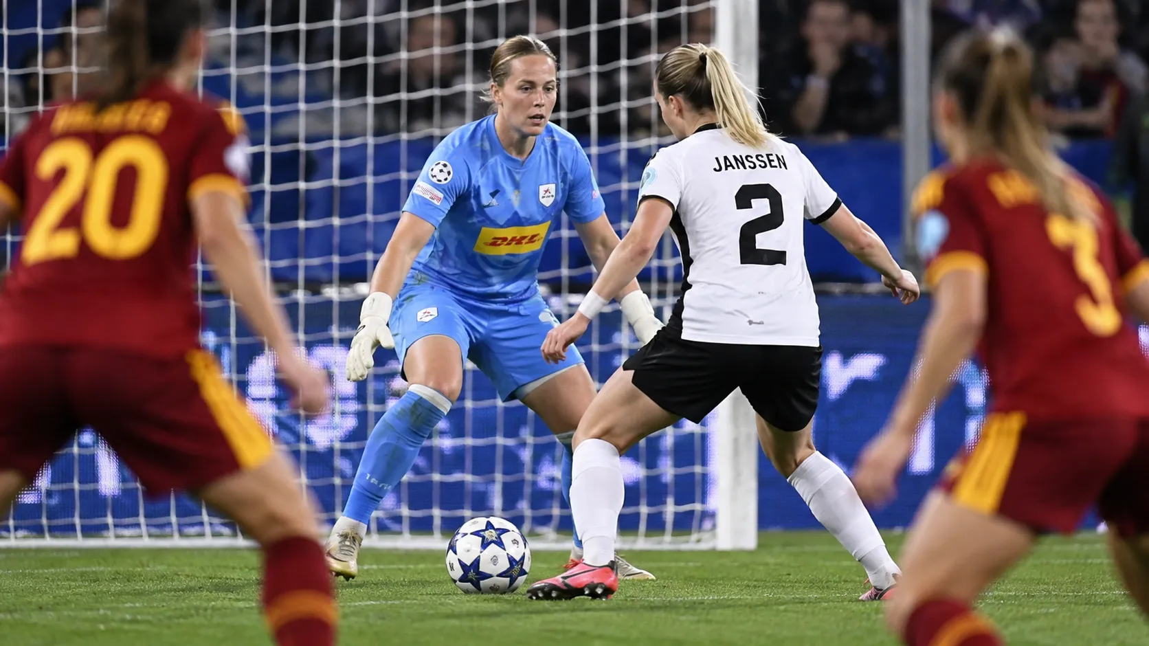 Speelsters in actie voor het doel tijdens een wedstrijd in de Women's Champions League.
