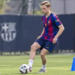 Frenkie de Jong werkt met een bal tijdens een individuele training van FC Barcelona.