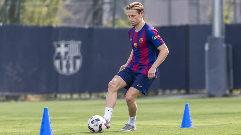 Frenkie de Jong werkt met een bal tijdens een individuele training van FC Barcelona.