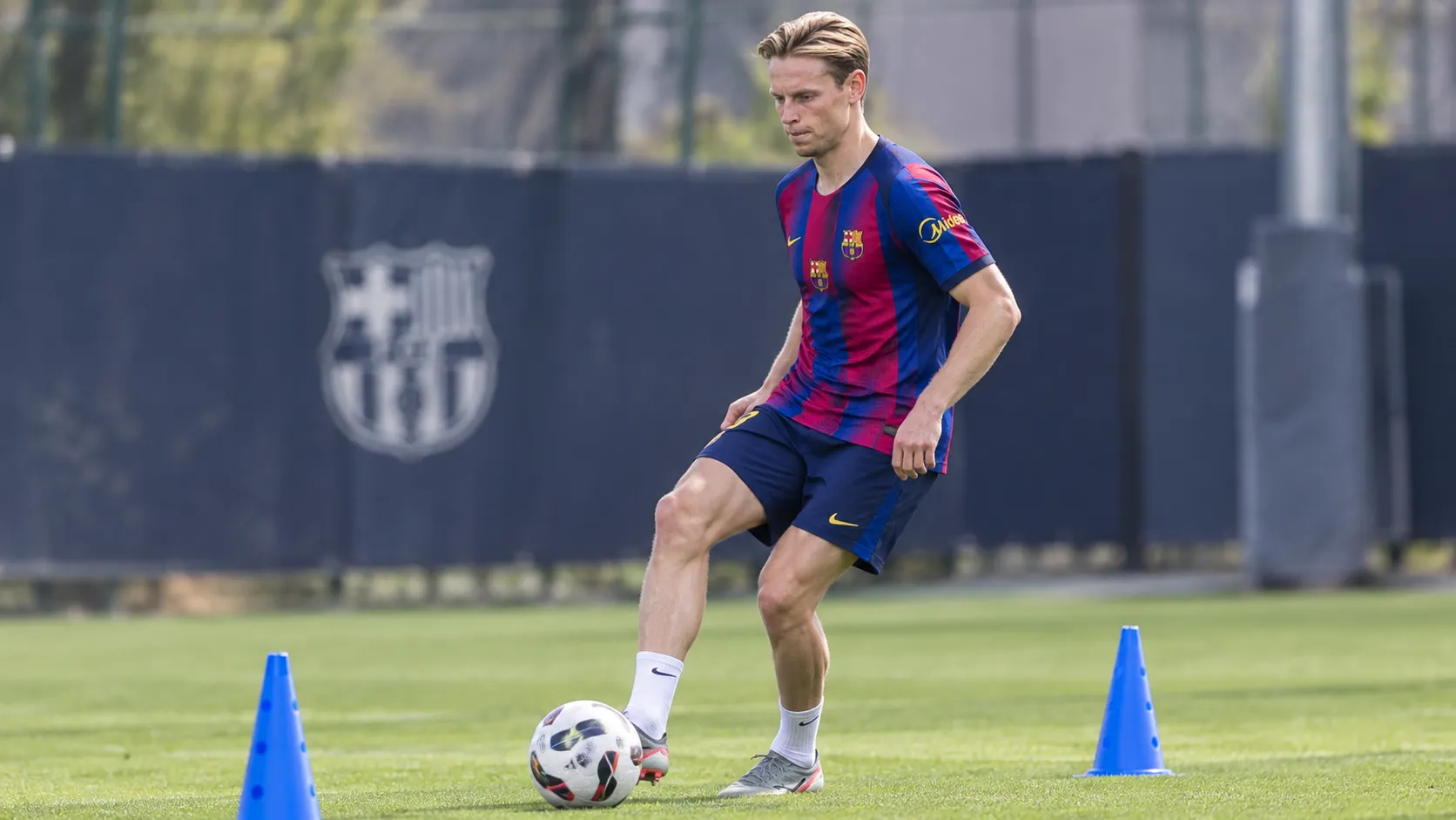 Frenkie de Jong werkt met een bal tijdens een individuele training van FC Barcelona.