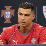 Cristiano Ronaldo spreekt op een persconferentie in het shirt van Portugal.