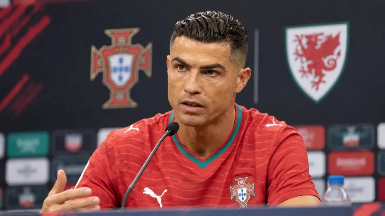 Cristiano Ronaldo spreekt op een persconferentie in het shirt van Portugal.