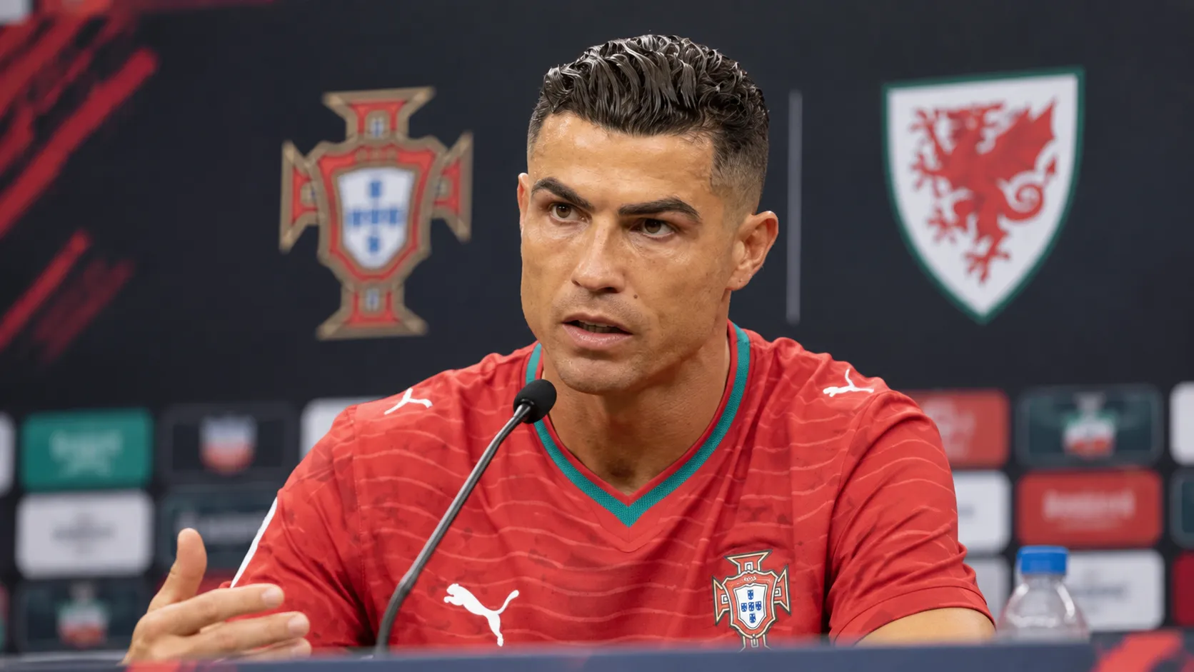 Cristiano Ronaldo spreekt op een persconferentie in het shirt van Portugal.