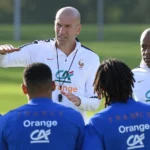 Zinedine Zidane geeft aanwijzingen tijdens een training van Frankrijk.