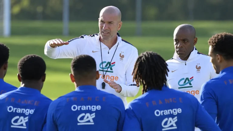 Zinedine Zidane geeft aanwijzingen tijdens een training van Frankrijk.