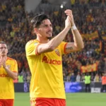 Franjo Ivanovic in het gele tenue van RC Lens op het veld na een wedstrijd.
