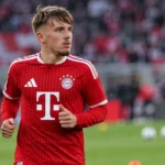 Lennart Karl in het rood van Bayern München tijdens een loopbeweging op het veld.