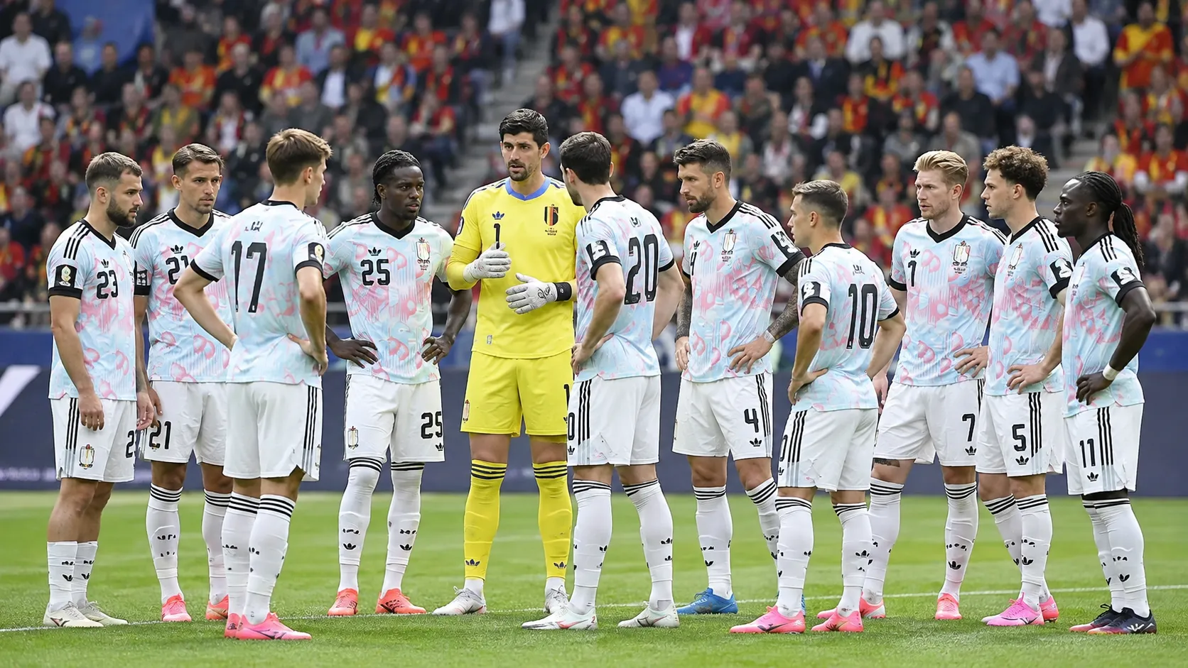 Een groep Belgische internationals in wedstrijdtenue verzameld op het veld voor een interland.
