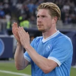 Kevin De Bruyne applaudisseert in het tenue van Napoli tijdens een wedstrijd.