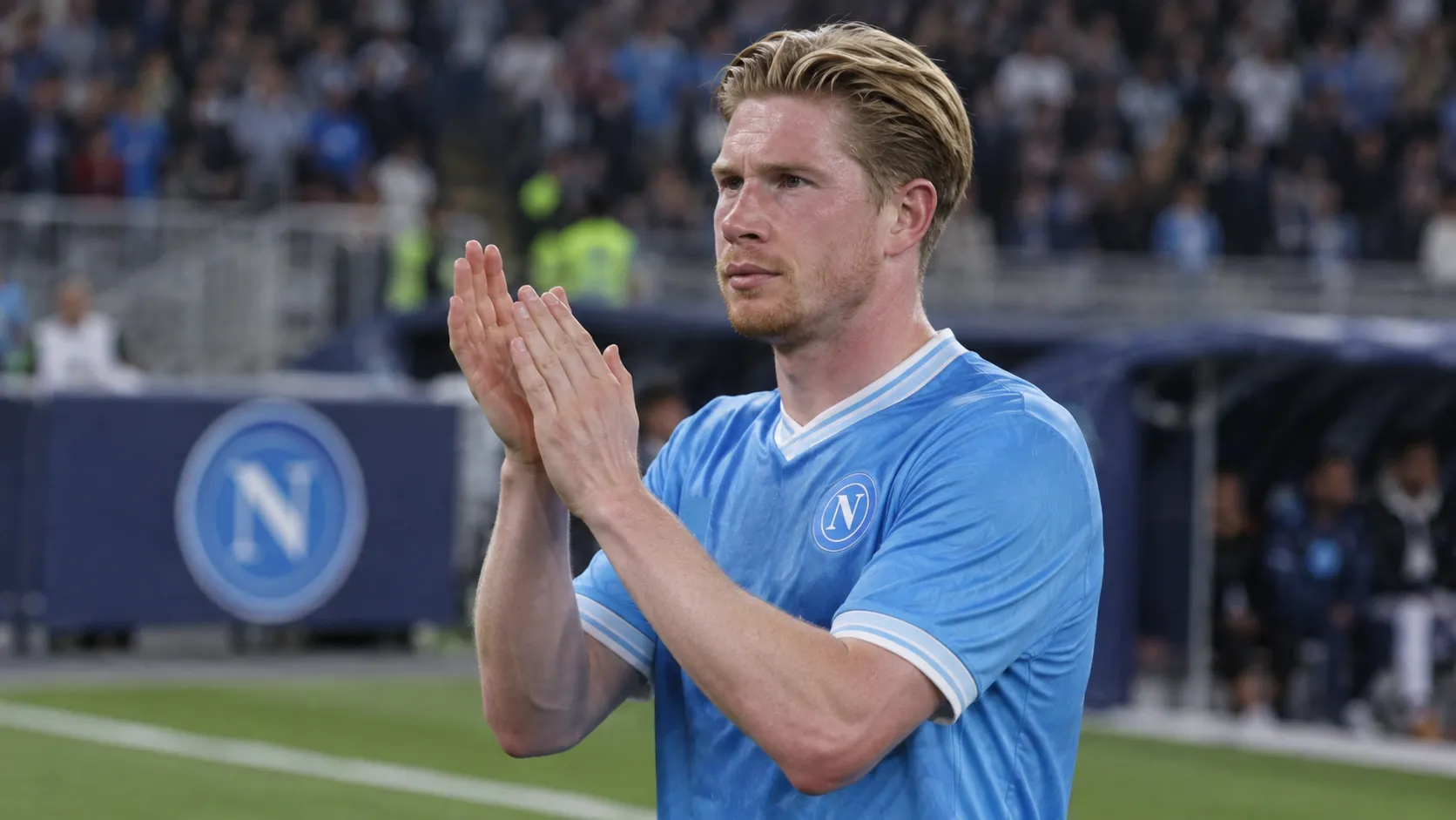 Kevin De Bruyne applaudisseert in het tenue van Napoli tijdens een wedstrijd.