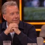Een mannelijke studiogast tijdens een voetbalgesprek in een televisiestudio.