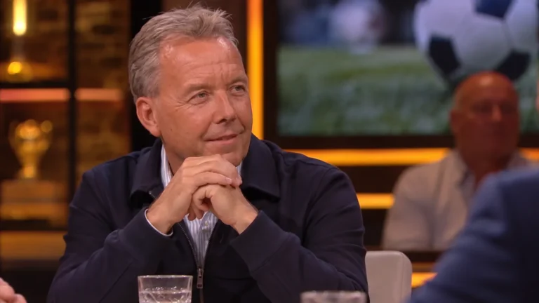 Een mannelijke studiogast tijdens een voetbalgesprek in een televisiestudio.