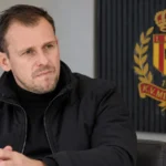 Tom Caluwé tijdens een interview in een mediaruimte van KV Mechelen.