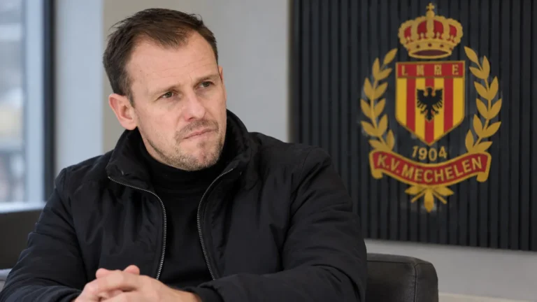 Tom Caluwé tijdens een interview in een mediaruimte van KV Mechelen.