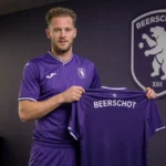 Mats Rits poseert met een Beerschot-shirt tijdens zijn officiële voorstelling.