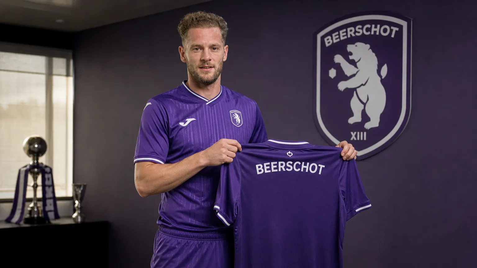 Mats Rits poseert met een Beerschot-shirt tijdens zijn officiƫle voorstelling.