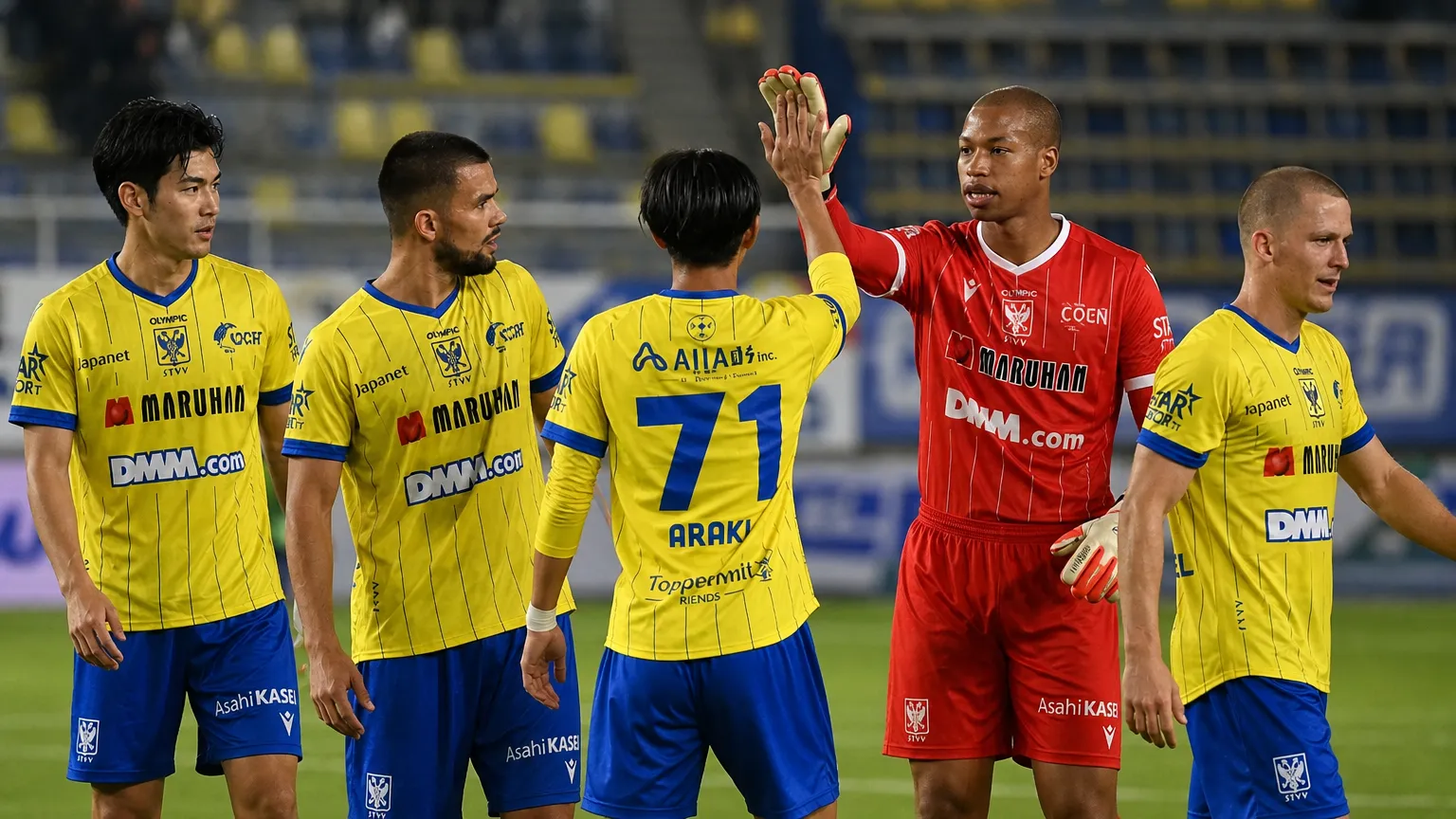 STVV-spelers in gele tenues en hun doelman vieren samen op het veld.