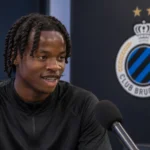 Wisdom Mike tijdens een Club Brugge-media-interview in neutrale sportkleding.