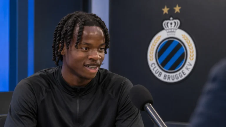 Wisdom Mike tijdens een Club Brugge-media-interview in neutrale sportkleding.