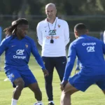 Franse trainers en spelers tijdens een training van de nationale ploeg.