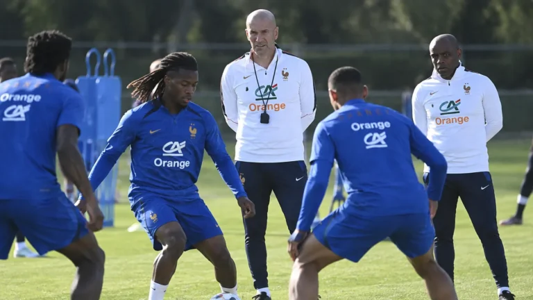 Franse trainers en spelers tijdens een training van de nationale ploeg.