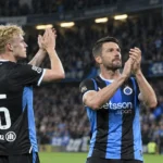 Twee spelers van Club Brugge applaudisseren na de wedstrijd in het Jan Breydelstadion.
