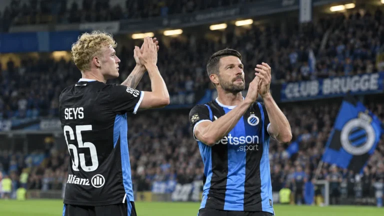 Twee spelers van Club Brugge applaudisseren na de wedstrijd in het Jan Breydelstadion.