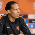Virgil van Dijk spreekt tijdens een persmoment van Oranje in Zeist.