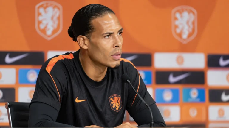 Virgil van Dijk spreekt tijdens een persmoment van Oranje in Zeist.
