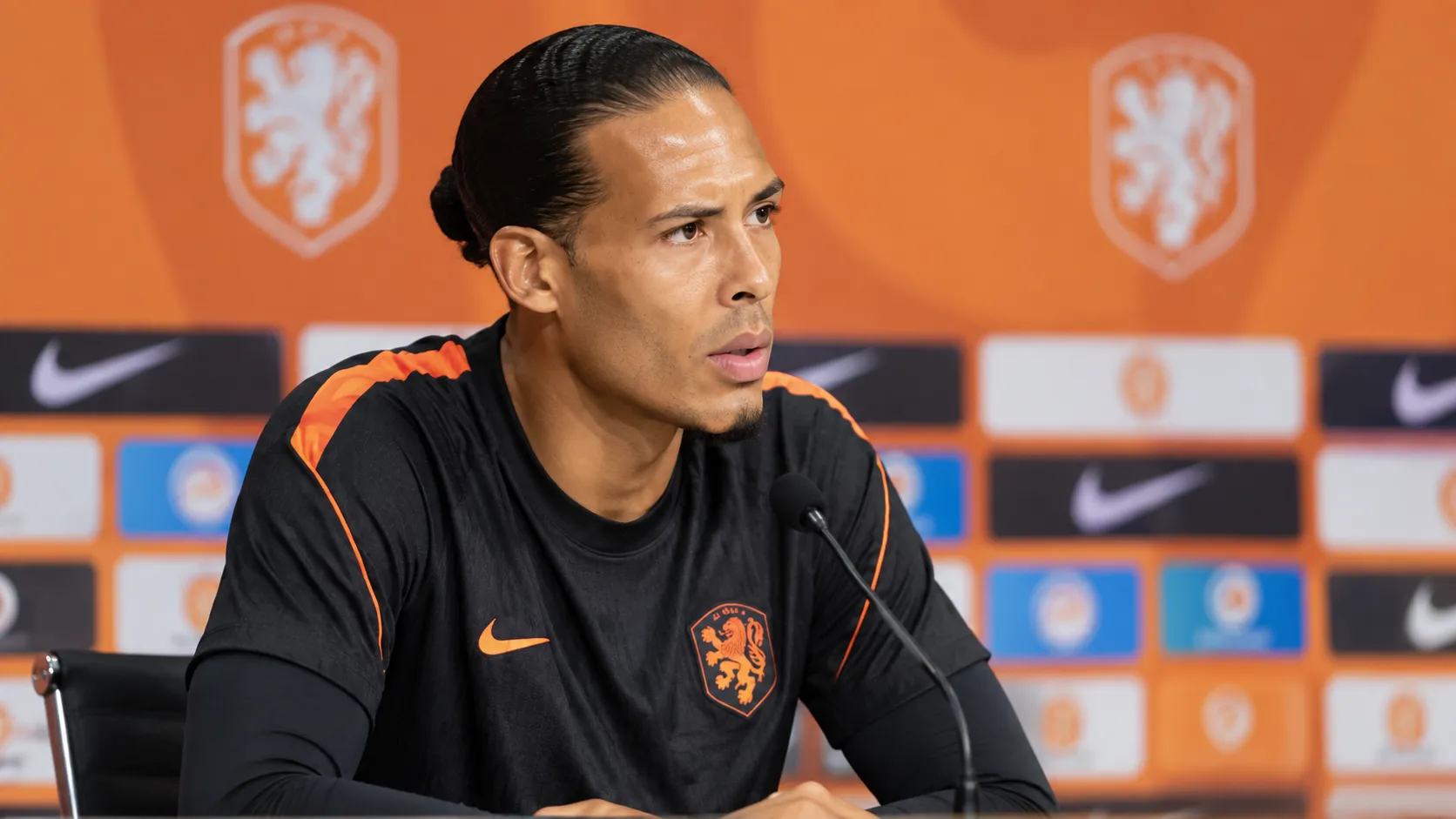 Virgil van Dijk spreekt tijdens een persmoment van Oranje in Zeist.